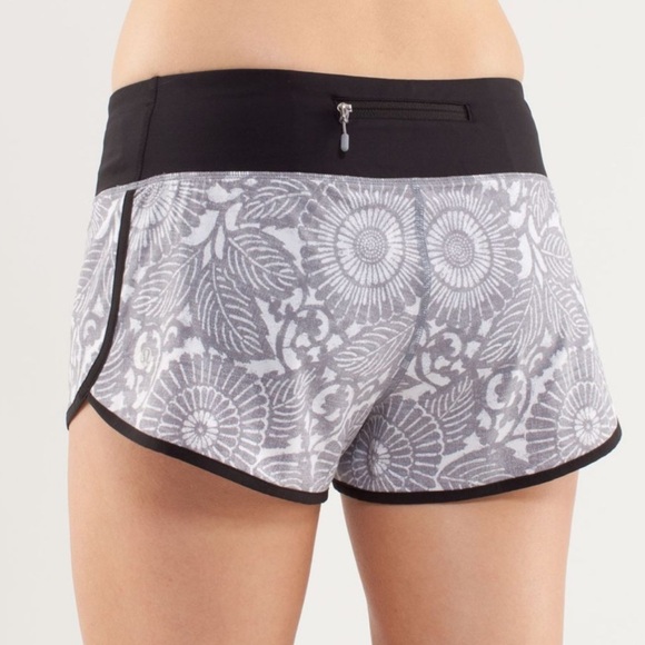 lululemon athletica Pants - Lululemon Run Ultra Short ll Beachy Floral White Fossil/Black size 4